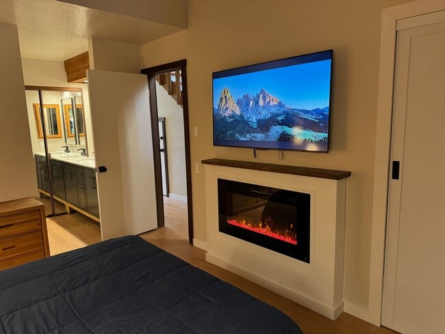 Building Photo - Spacious Snowcreek III Condo – Winter Rental