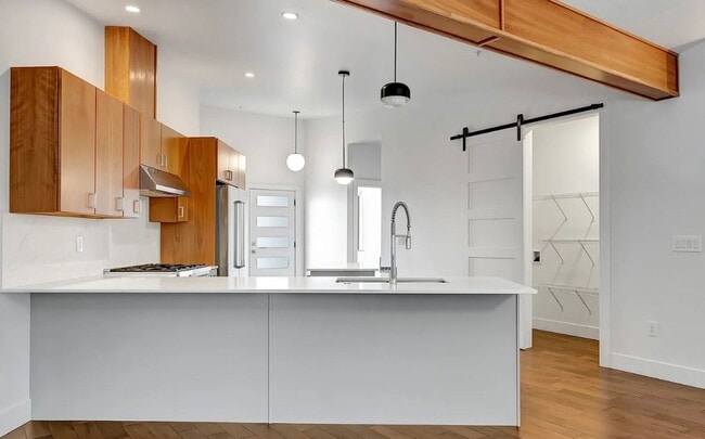 Building Photo - Beautiful Modern Condo in Rattlesnake