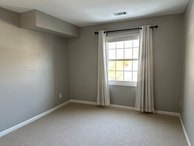 Building Photo - Move-In Ready 2BR/1BA Condo in Cardinal Forest