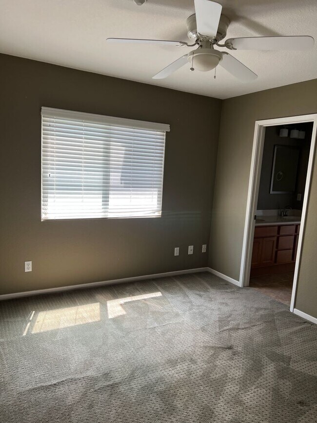 Building Photo - Elegant 3-Bedroom Home in Gated Vista Comm...