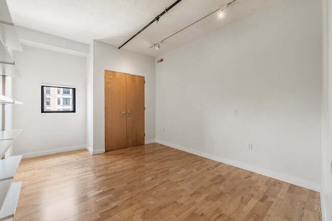 Building Photo - Enjoy all that Logan Circle and Mount Vernon Square have to offer in this modern and bright 2 bed...