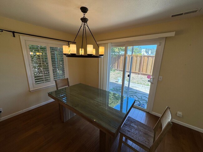 Building Photo - Beautiful 3bd/2.5 bath Townhome