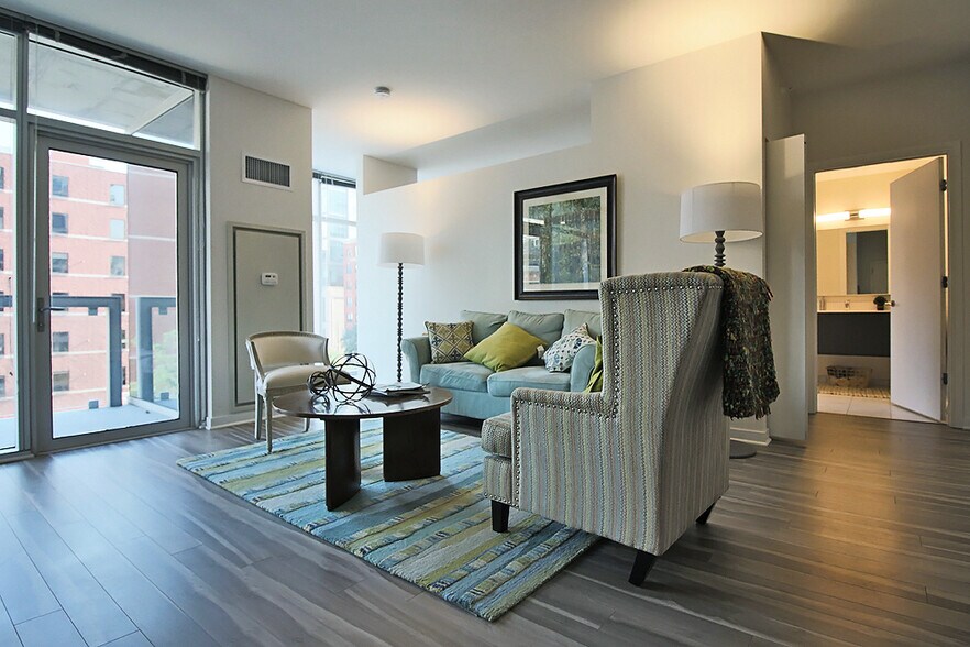 Building Photo - 789 N La Salle Dr