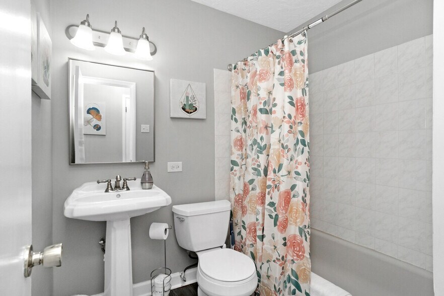 Building Photo - 701 E Higgins Rd