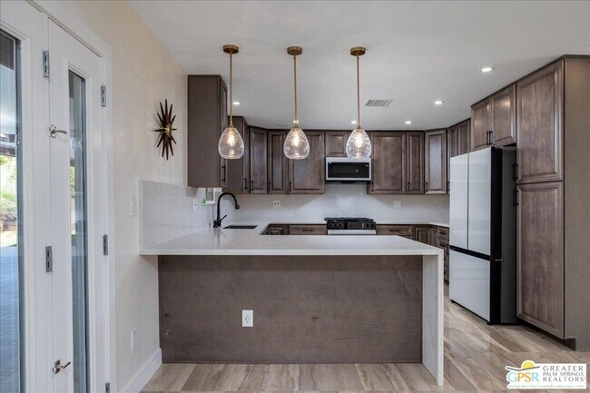 Building Photo - 372 E Molino Rd