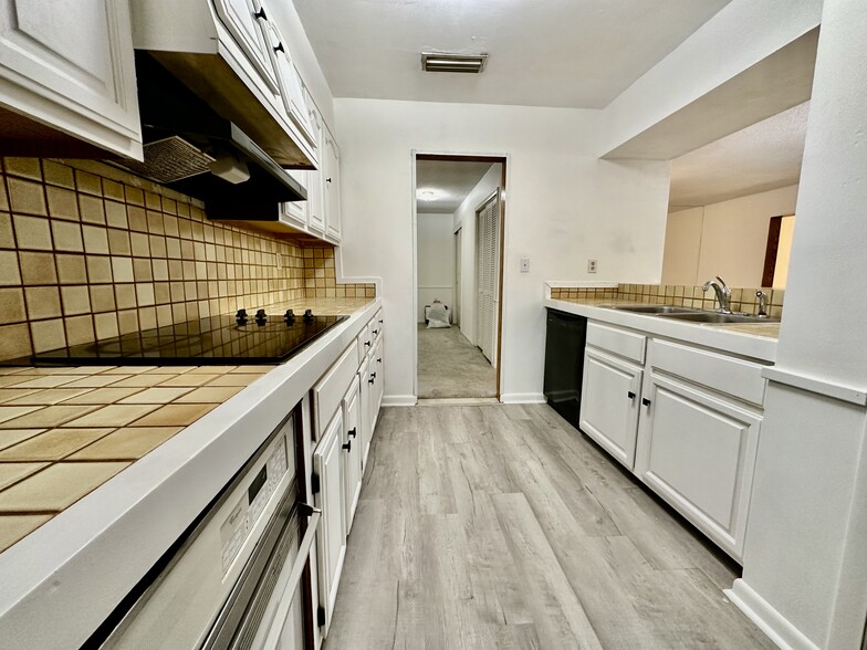 Building Photo - 2816 SW 14th Dr