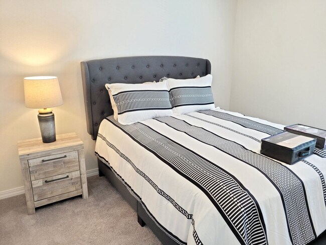 Building Photo - NEWER LUXURY ONE BEDROOM APARTMENT FULLY F...
