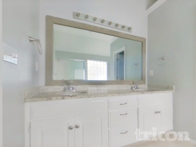 Building Photo - 302 E 123rd Terrace