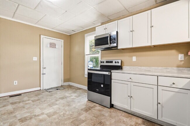 Building Photo - This well-maintained 4-bedroom, 2-bath duplex offers a spacious layout with all the comforts of h...
