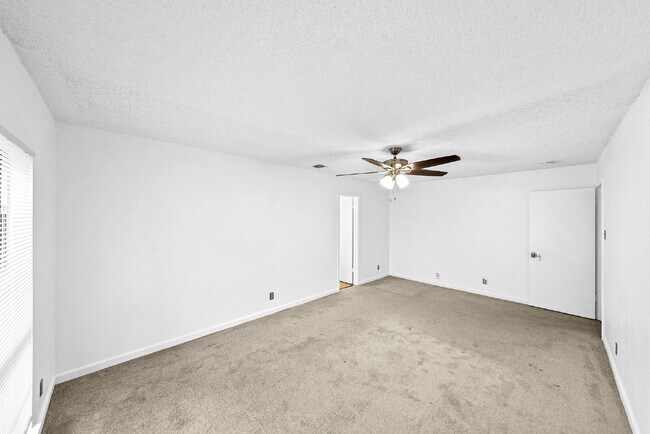 Building Photo - MINUTES FROM LACKLAND, MILES FROM BORING