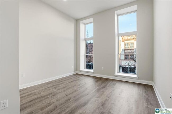 Building Photo - 109 S Centre St