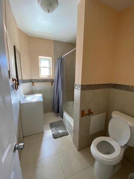 Building Photo - 3215 Summer St