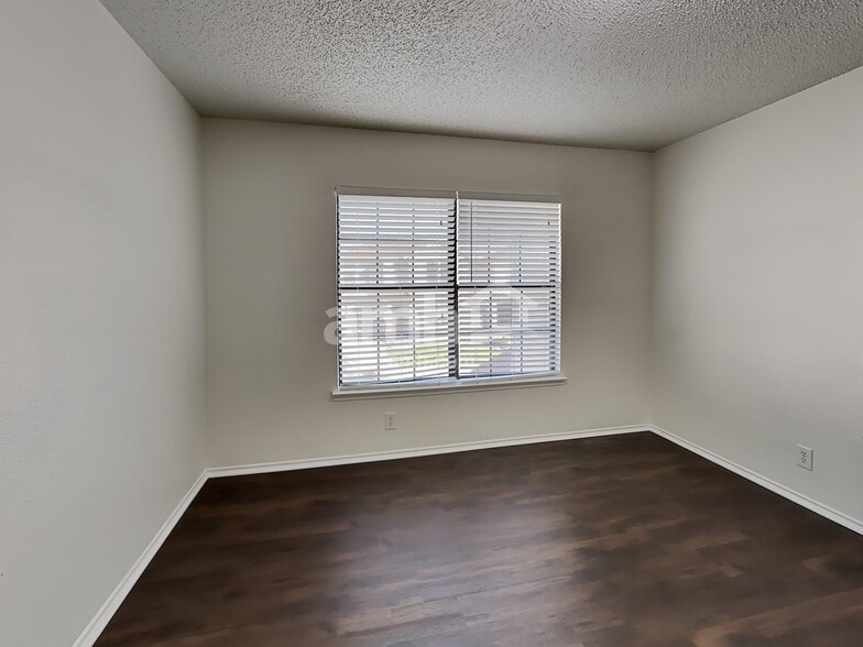 Building Photo - 33 Messenger Crk