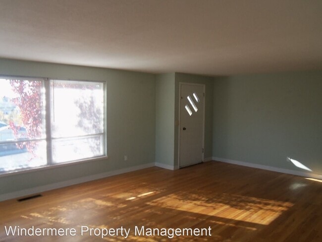 Building Photo - 223 SE Valley Dr