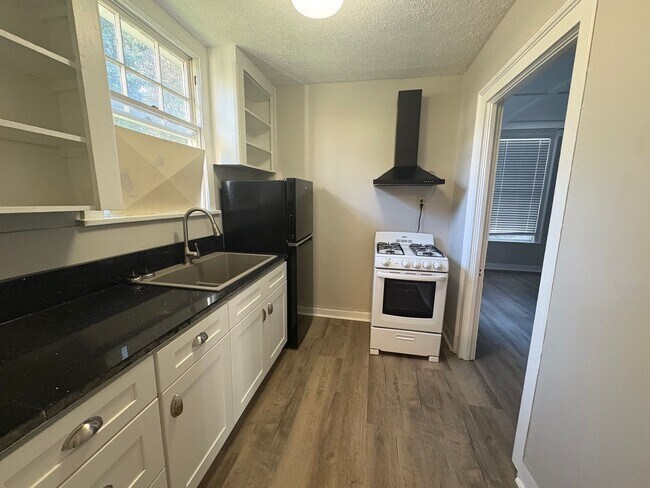 Building Photo - 1020 Adams St