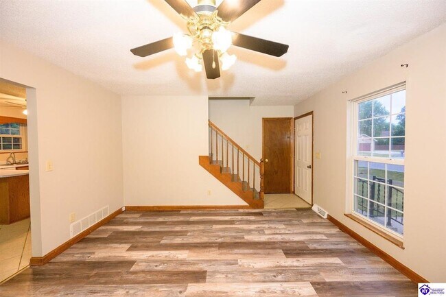 Building Photo - 2001 Oak Meadow Dr