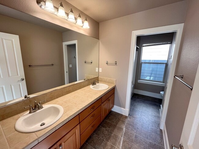 Building Photo - Stunning Corner Home in King City with Washer/Dryer Included, Private Courtyard!