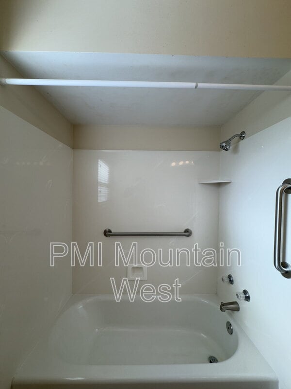 Building Photo - 1878 E Stratford Ave