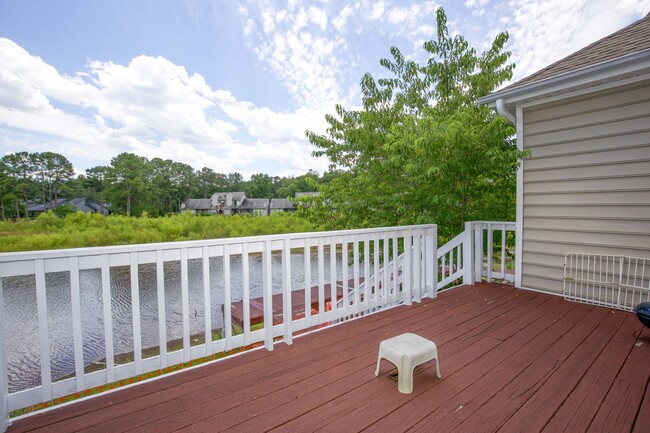 Building Photo - Beautiful Woodlake Townhome