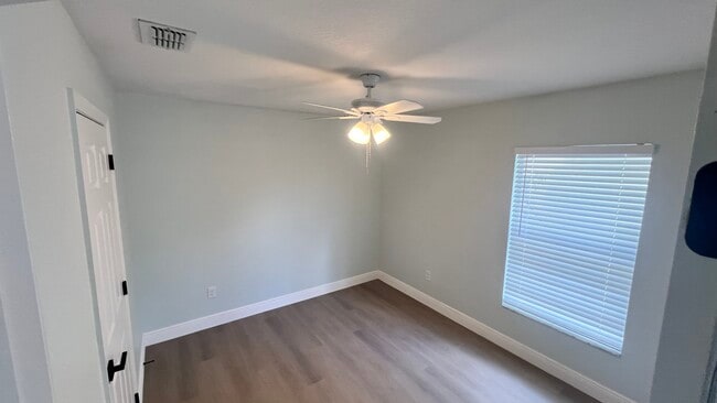 Building Photo - 567 Queensbridge Dr