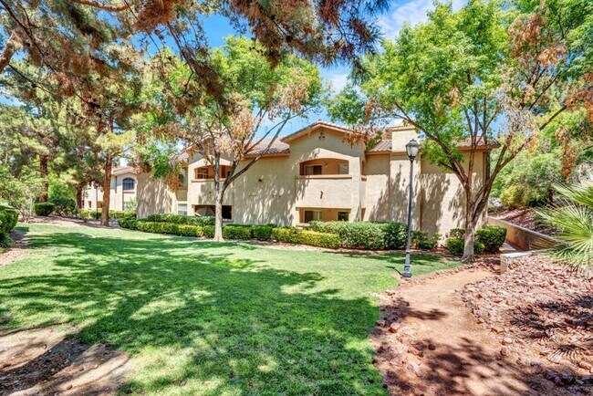 Building Photo - Beautiful 2 Bed 2 Bath ground floor condo in Guard Gated Green Valley Community. 1 Car garage!