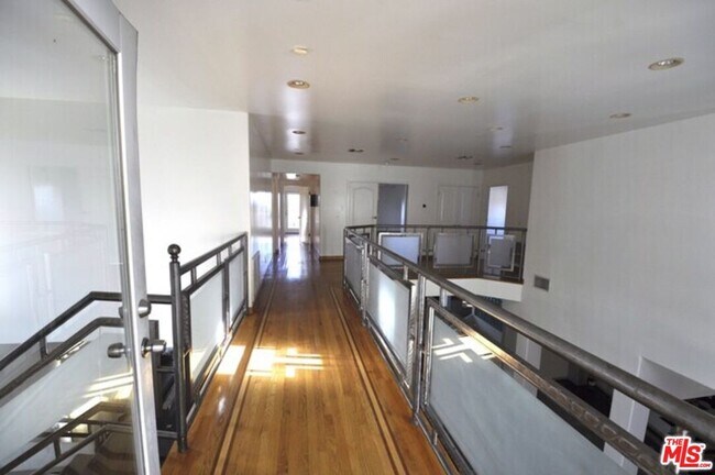 Building Photo - 3971-3971 Fredonia Dr