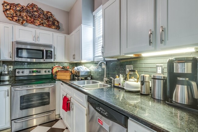 Building Photo - 1986 Eastend Dr