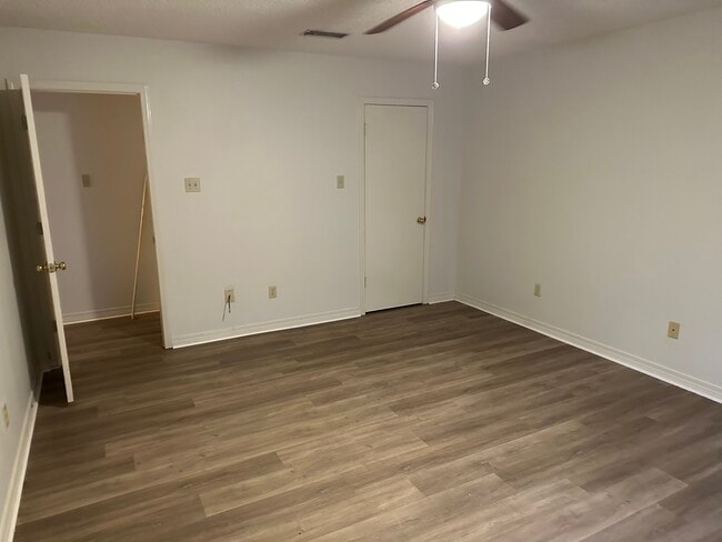 Building Photo - 691 Ridgewood Dr