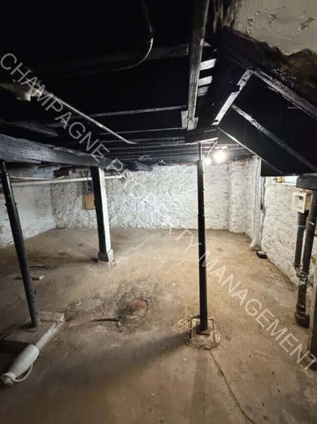 Building Photo - Newly Renovated Single Family Home