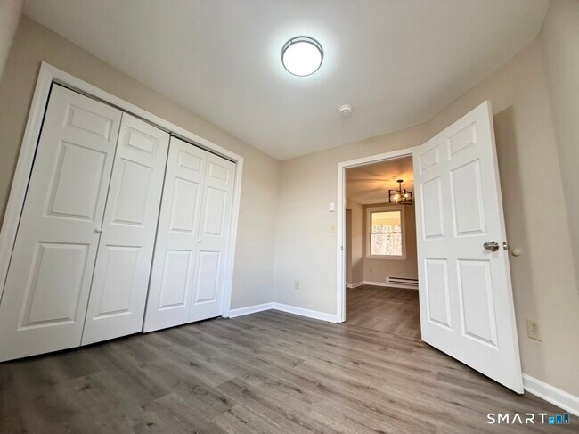 Building Photo - 3 Maple St