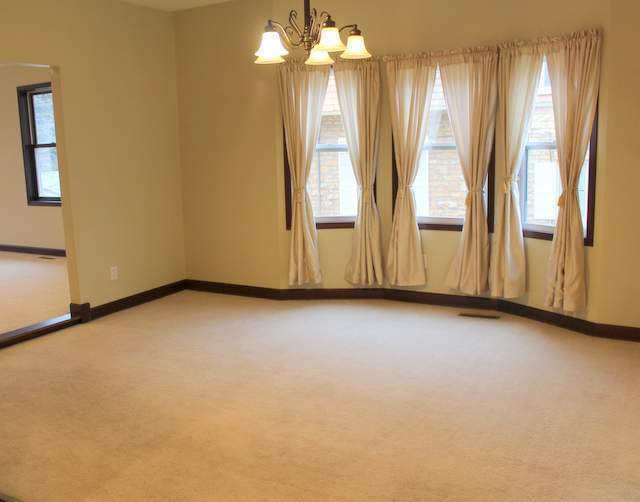 Building Photo - Spacious, 5bd, 2.5 renovated home in Midwa...