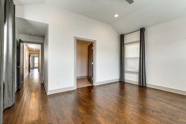 Building Photo - 336 Vivelle Ave