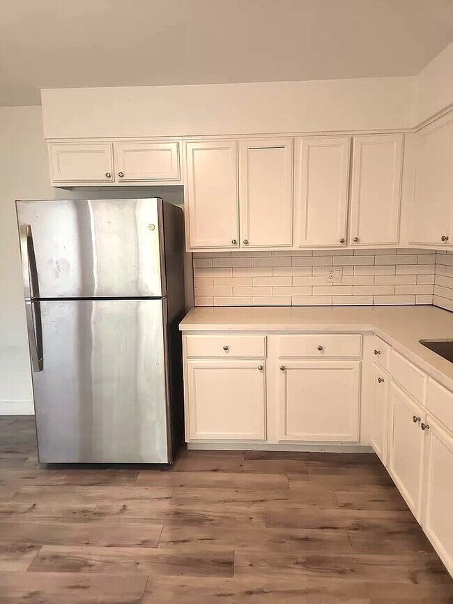 Building Photo - STUNNING 2 BEDROOMS AND 1 BATHROOM UNIT FOR LEASE