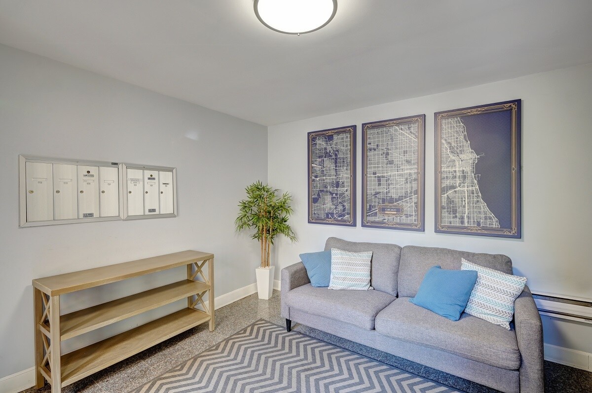 Building Photo - 1430 N Maplewood Ave