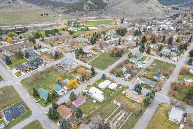 Building Photo - 471 W Elm St