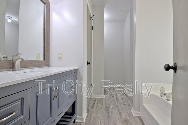 Building Photo - 210 Bella Rosa