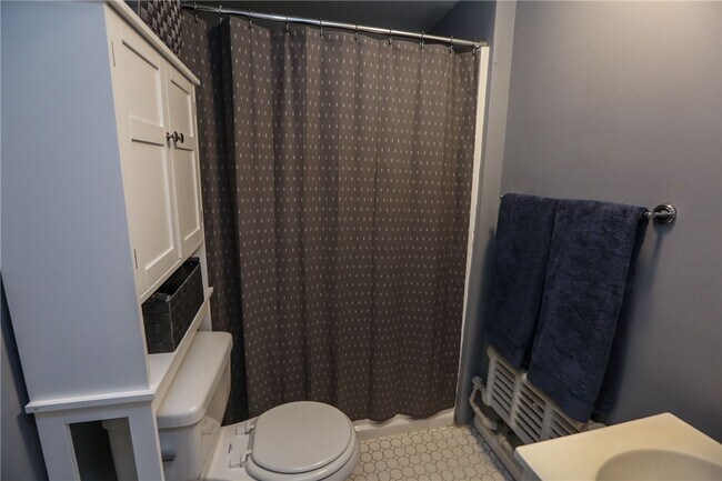 Building Photo - 872 University Ave