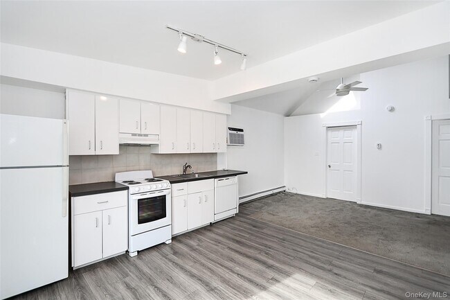 Building Photo - 75 Maxwell Ave