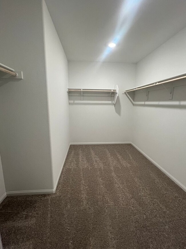 Building Photo - Move in today! 3 bed 2.5 bath 2 story beauty!