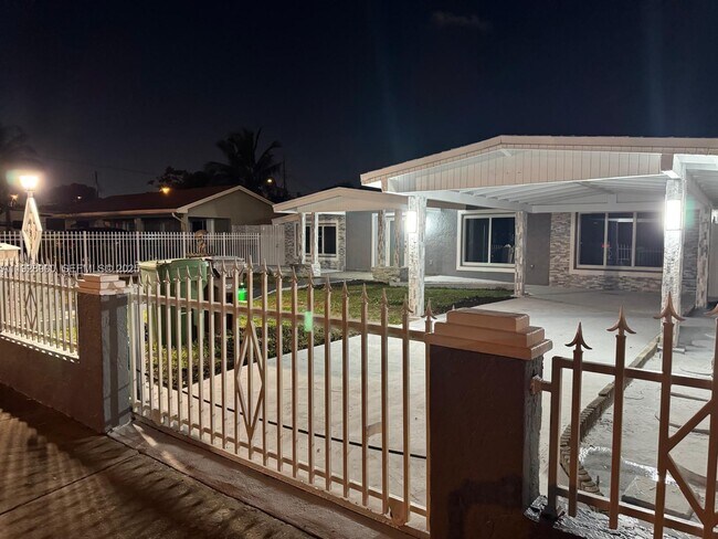 Building Photo - 881 Hialeah Dr