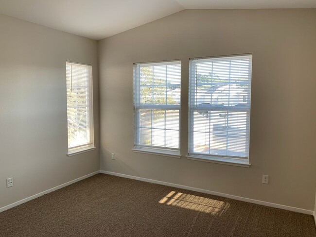 Building Photo - 39 Outlook Cir
