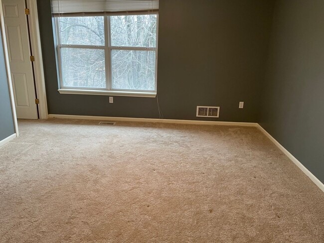 Building Photo - 3 bed / 3.5 bath Grand Ridge townhome avai...