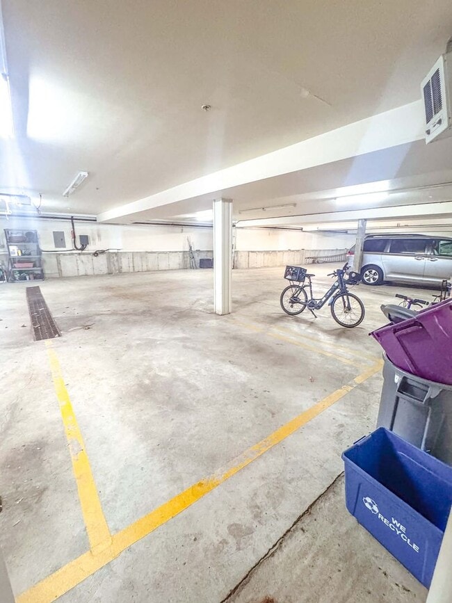 Building Photo - Luxury long term rental in the Heart of Br...