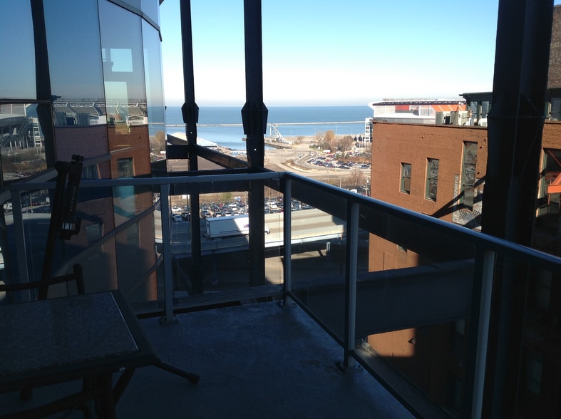 Building Photo - 701 W Lakeside Ave