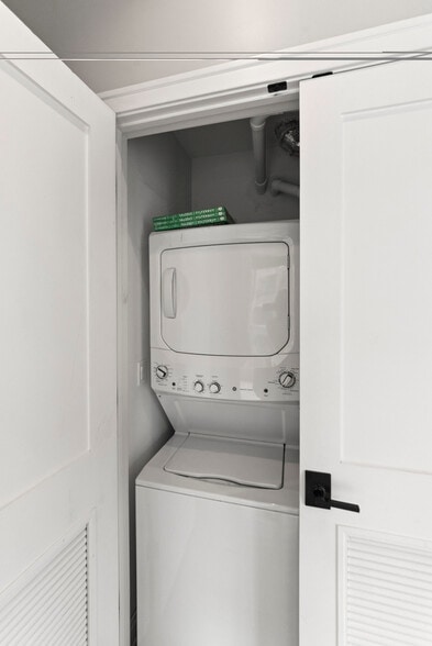 Building Photo - 1050 W Cornelia Ave