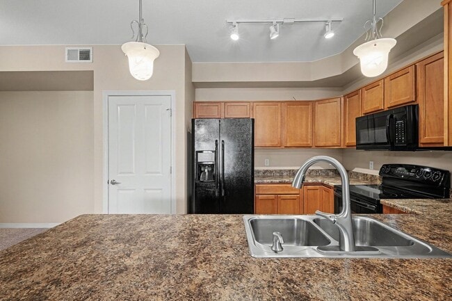 Building Photo - Beautifully Updated 2 Bed / 2 Bath Condo with Garage in Chatfield Bluffs