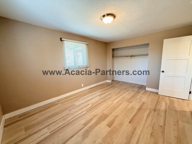 Building Photo - Centrally Located Three Bedroom