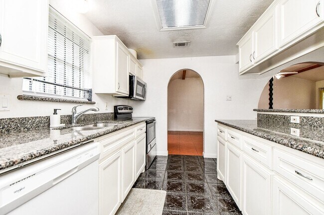 Building Photo - 9037 Crestview Dr