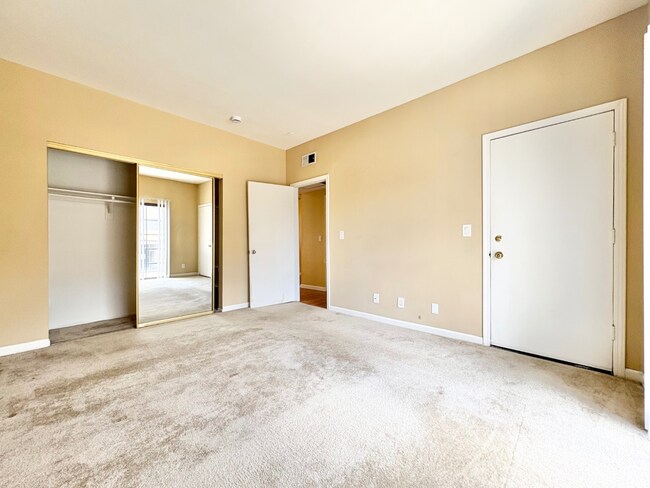Building Photo - Modern 1BR in Valley Glen w/ Fireplace + Balcony