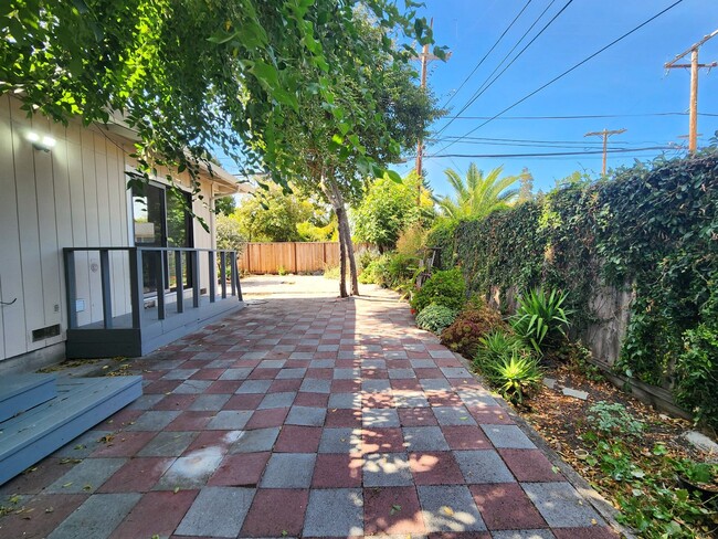 Building Photo - Newly Remodeled Duplex in Palo Alto Availa...